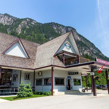 Peaks Lodge Revelstoke Exterior foto