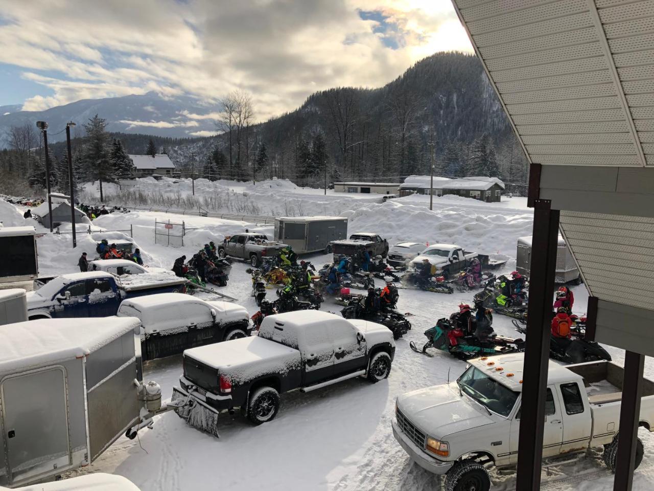 Peaks Lodge Revelstoke Exterior foto