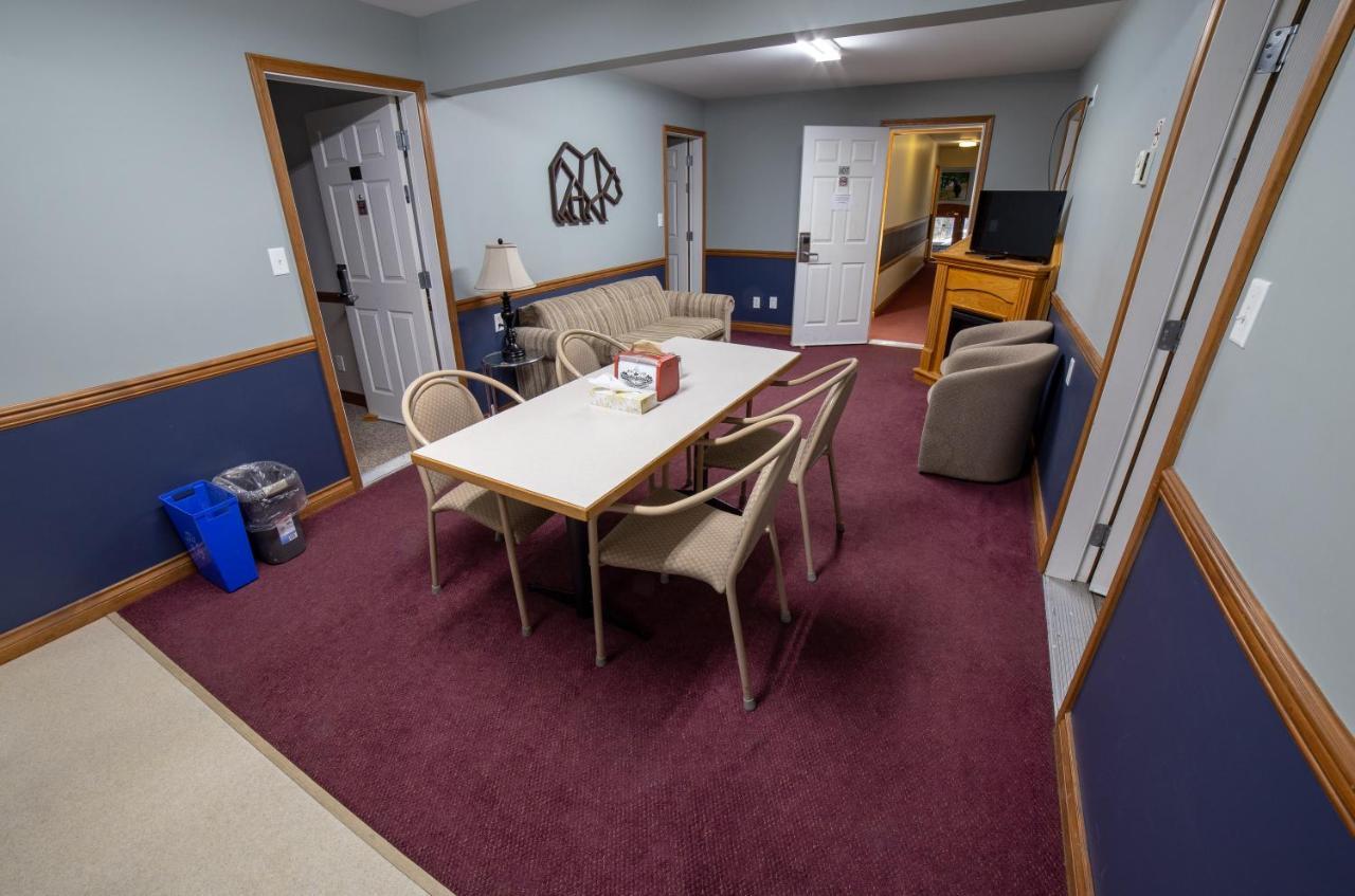 Peaks Lodge Revelstoke Exterior foto