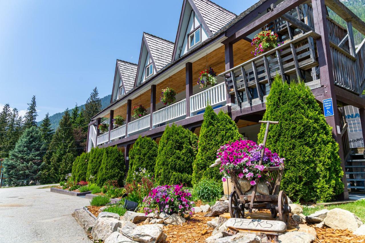 Peaks Lodge Revelstoke Exterior foto