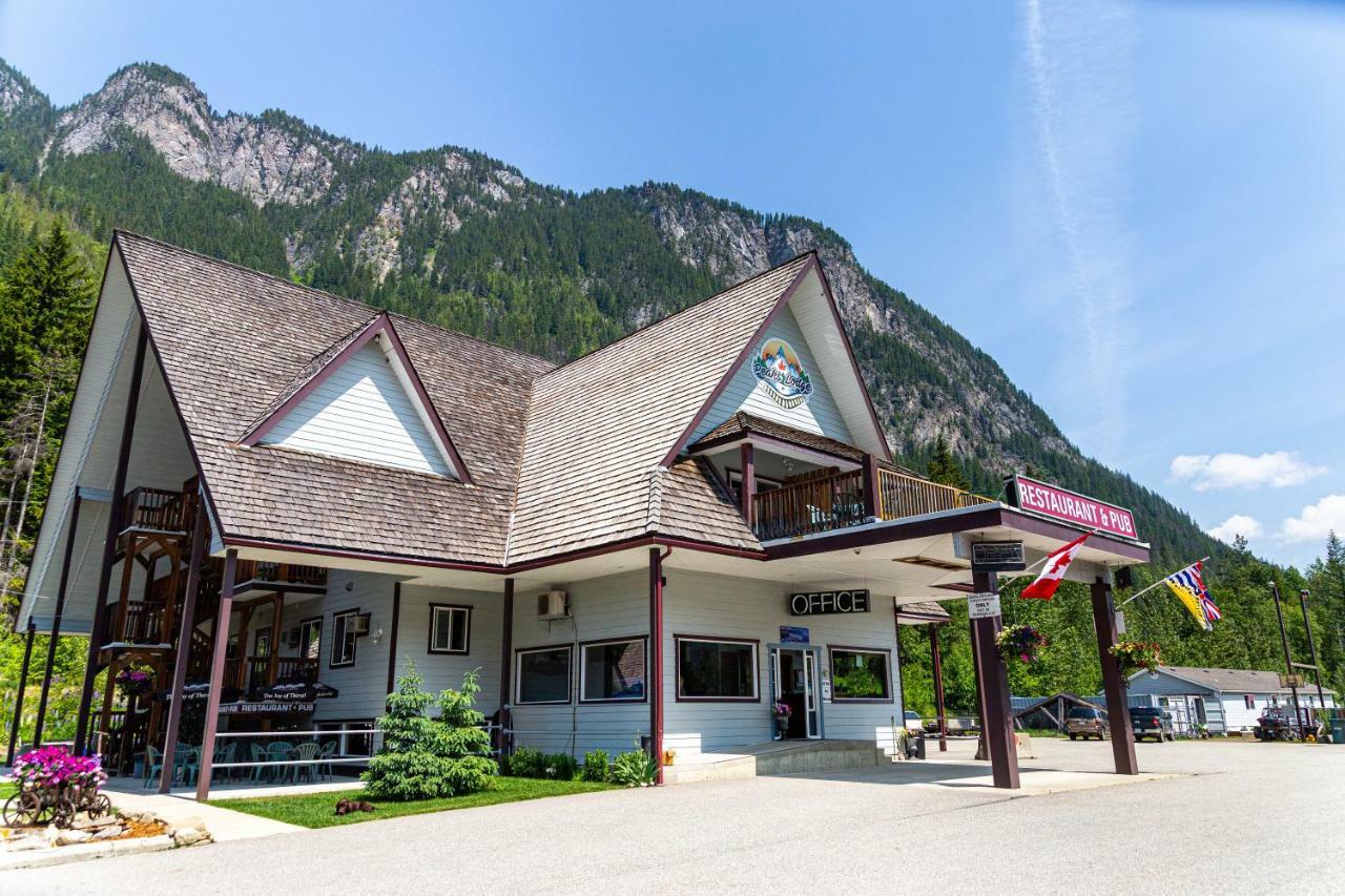 Peaks Lodge Revelstoke Exterior foto