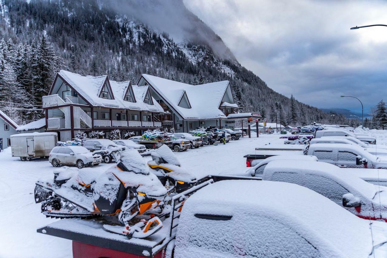Peaks Lodge Revelstoke Exterior foto