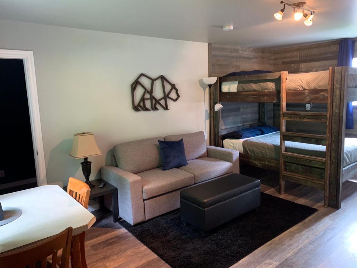 Peaks Lodge Revelstoke Exterior foto