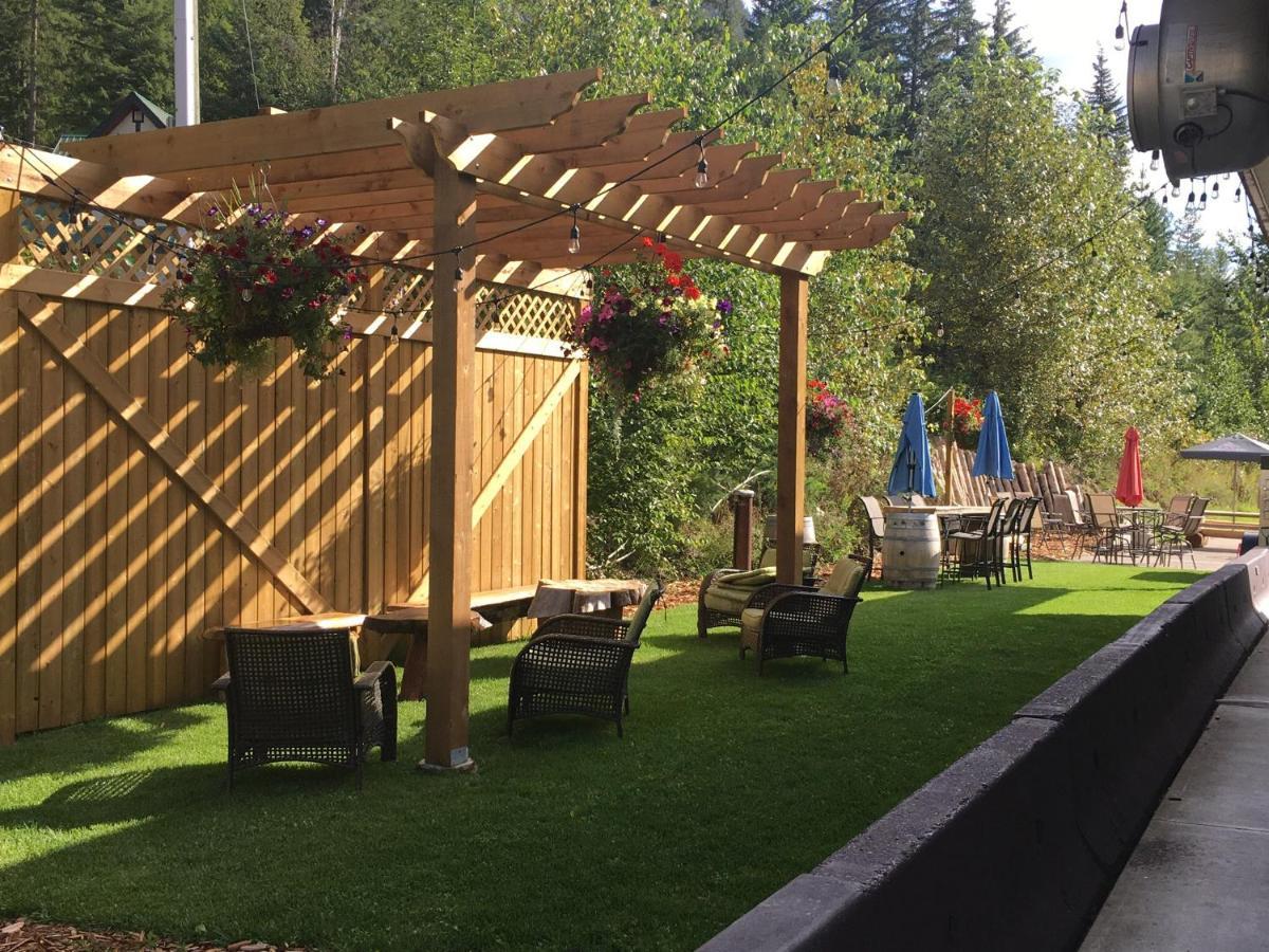 Peaks Lodge Revelstoke Exterior foto