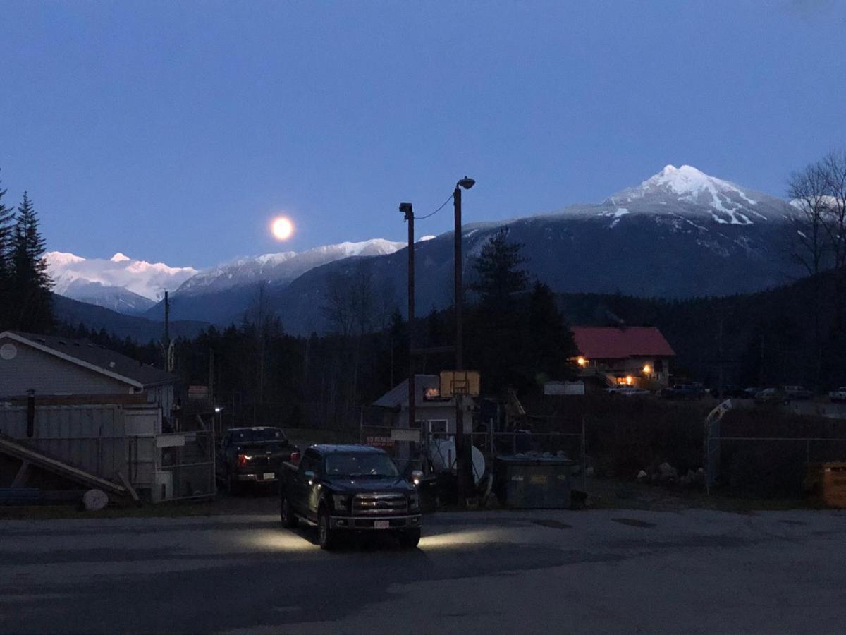 Peaks Lodge Revelstoke Exterior foto